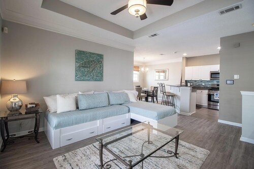 5 min walk to the beach!!!  In this 945 sq feet 1bed, 1bed Condo!!!

