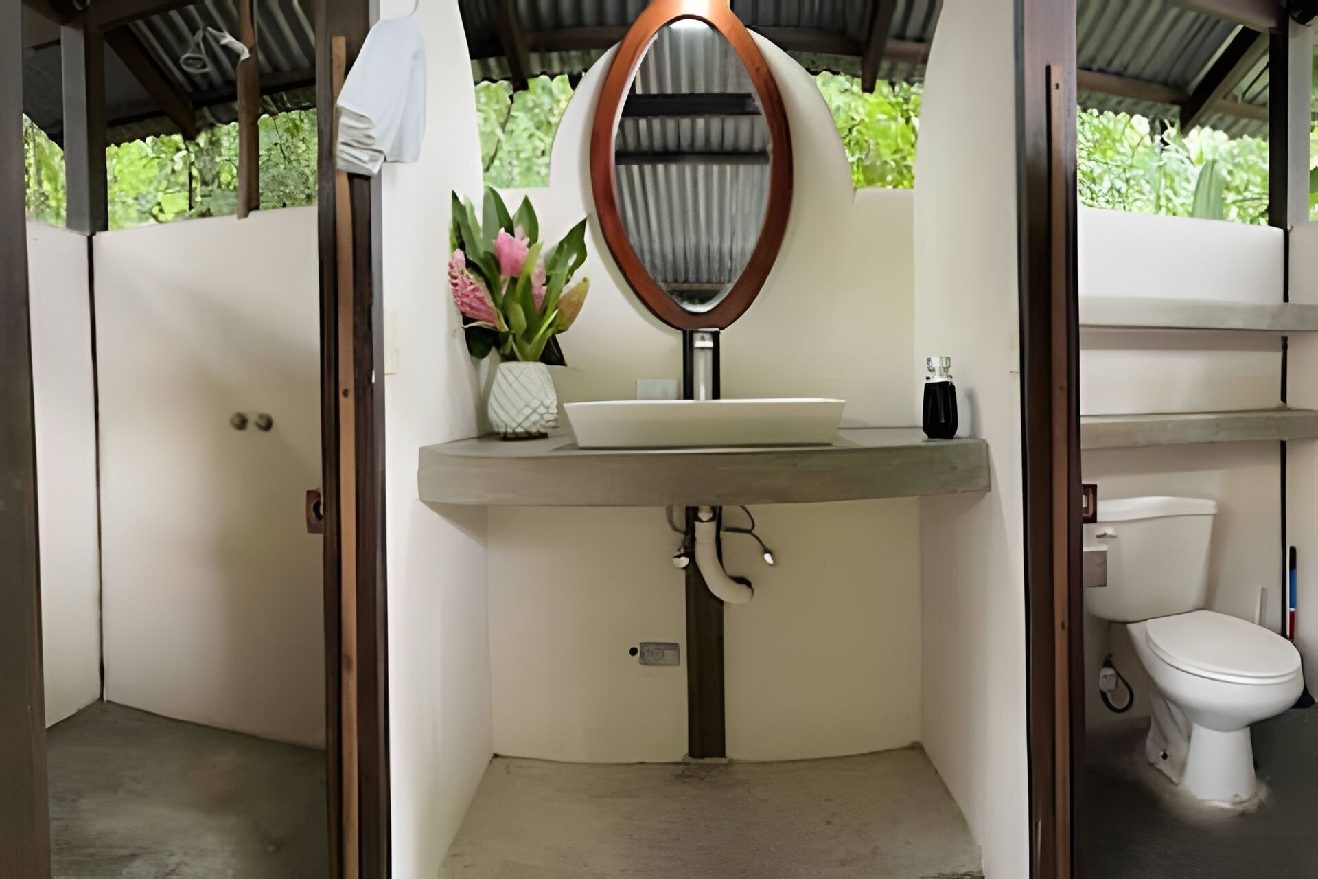 Bungalow | Bathroom | Towels, soap, shampoo, toilet paper