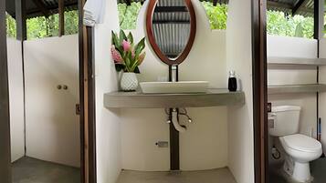 Bungalow | Bathroom | Towels, soap, shampoo, toilet paper