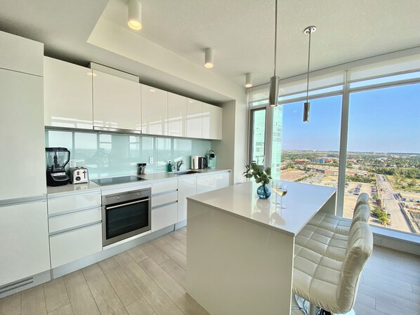 Køleskab, mikrobølgeovn, ovn, kogeplade