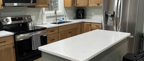 Een koelkast, een microgolfoven, een oven, een kookplaat