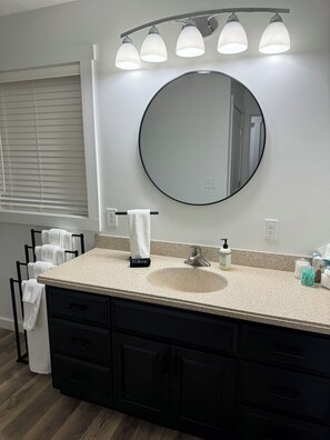 ヘアドライヤー、タオル、石鹸、トイレットペーパー