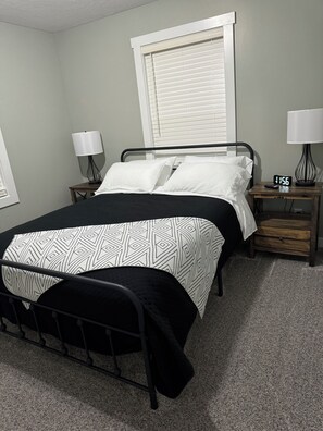 3 室のベッドルーム、アイロン / アイロン台、WiFi (無料)、ベッドシーツ