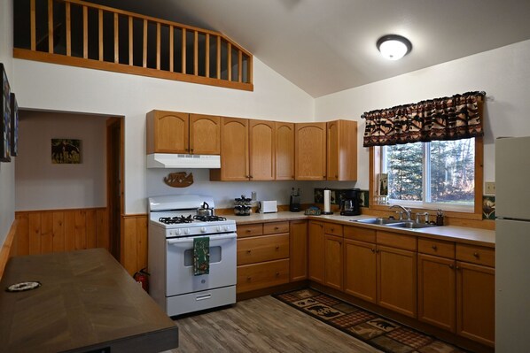 Fridge, oven, stovetop, coffee/tea maker