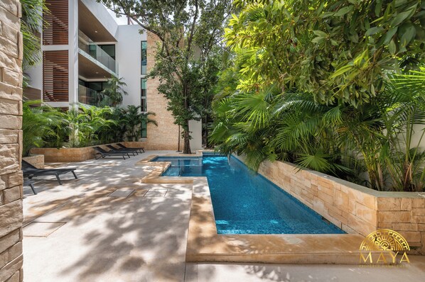 Una piscina al aire libre