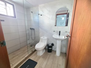 Luxury Apartment, Garden View | Bathroom | Combined shower/tub, towels, soap, shampoo - Bello con piscina (Santiago de los Caballeros)
