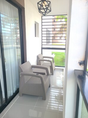 Luxury-Apartment, Gartenblick | Balkon