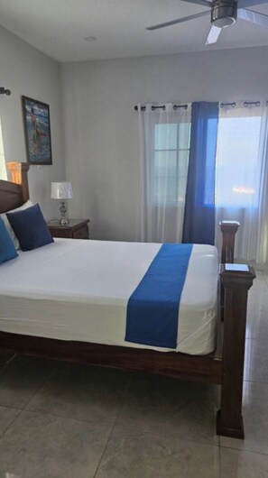 3 slaapkamers, een strijkplank/strijkijzer, gratis wifi, beddengoed