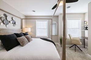 3 Schlafzimmer, Schreibtisch, Bügeleisen/Bügelbrett, Reisekinderbett