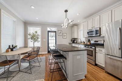 3Bed 3.5Bath 1880SqFt, 85”TV, Fenced Yard, PETS❤️WD, FIOS, Super Host, CLEAN!