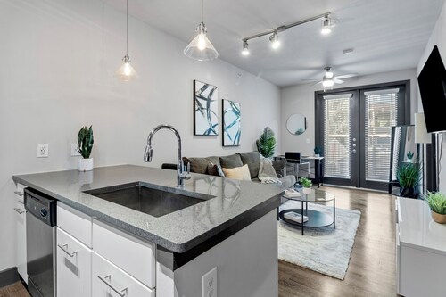 Modern 1BR Retreat: Pool, Free Wi-Fi, Free Parking