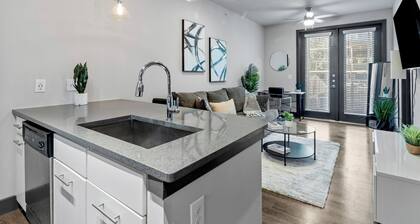 Modern 1BR Retreat: Pool, Free Wi-Fi, Free Parking