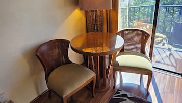 クラシック スタジオ | 客室内のダイニングエリア