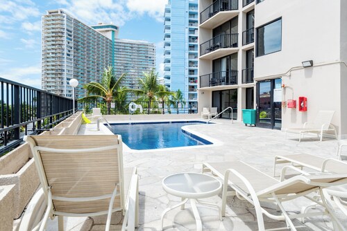 Palms at Waikiki by Tropical Escapes