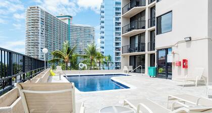 Palms at Waikiki by Tropical Escapes