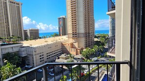 Terrace/patio - Palms at Waikiki by Tropical Escapes (Honolulu)