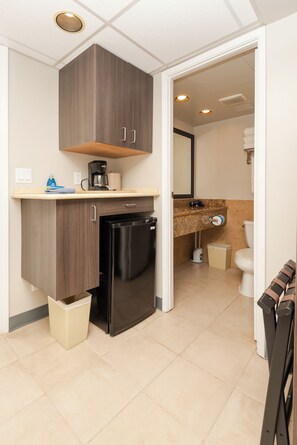 Comfort Studio | Bathroom | Combined shower/tub, free toiletries, hair dryer, towels - Palms at Waikiki by Tropical Escapes (Honolulu)