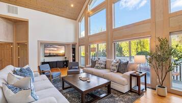 Smart-tv och eldstad