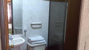 A bathroom with a toilet, sink, and shower area. - Hotel Casa Colonial  (Bogotá)