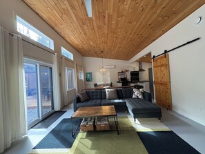 Smart TV, fireplace, DVD player, table tennis