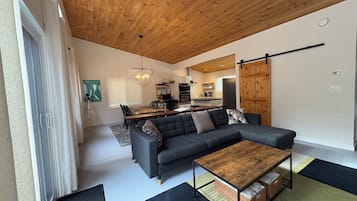 Smart TV, fireplace, DVD player, table tennis