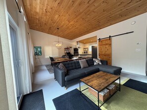 Smart-TV, Kamin, DVD-Player, Tischtennisplatte