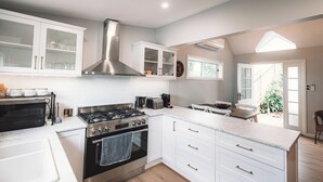Una cocina moderna con armarios blancos, electrodomésticos de acero inoxidable y una isla grande.