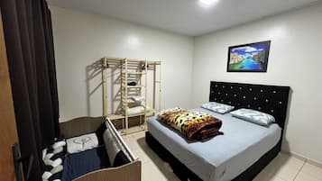 2 slaapkamers, een bureau, een strijkplank/strijkijzer, reisbedje