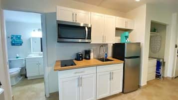 Frigorifero, microonde, forno, piano cottura