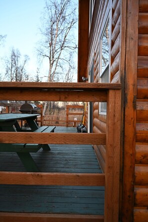 Outdoor dining - The Denali View Cabin (Trapper Creek)
