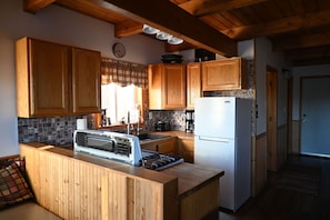 Fridge, oven, stovetop, coffee/tea maker