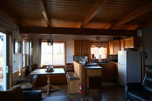 Fridge, oven, stovetop, coffee/tea maker