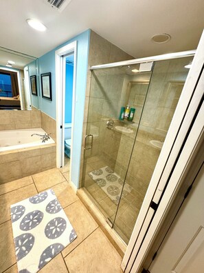 Bruser, boblebadekar, hårtørrer, håndklæder