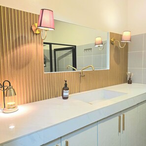 Towels, soap - Cozy resort with WiFi and AC in welcoming Bulacan (Bulacan)