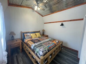 2 bedrooms, WiFi, bed sheets - Charming 2-bedroom cabin with WiFi and AC in Licking (Licking)