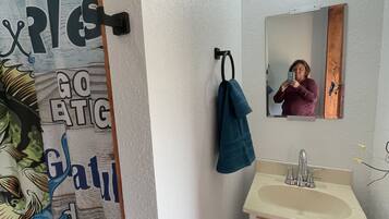 Regadera, secadora de cabello, toallas, jabón