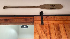 A wooden paddle with "Welcome Pop's Cabin" on a white wall. - Charming 2-bedroom cabin with WiFi and AC in Licking (Licking)