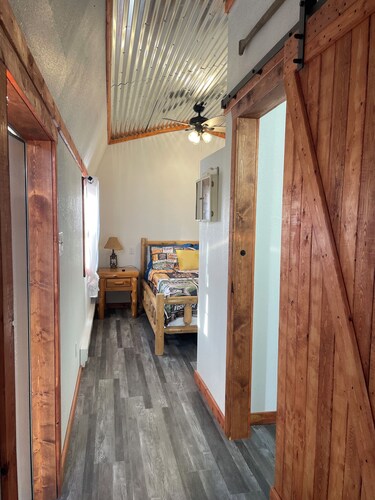 Charming 2-bedroom cabin with WiFi and AC in Licking