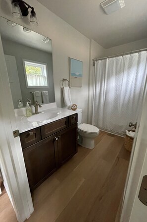 Hair dryer, towels, soap, shampoo - Backroad Getaway -Brand New 3-bedroom retreat near Sports at the Beach & DE Turf (Greenwood)