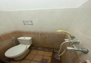 Standard Room | Bathroom | Free toiletries, towels, soap, toilet paper - Hotel Candra Adigraha (Denpasar)