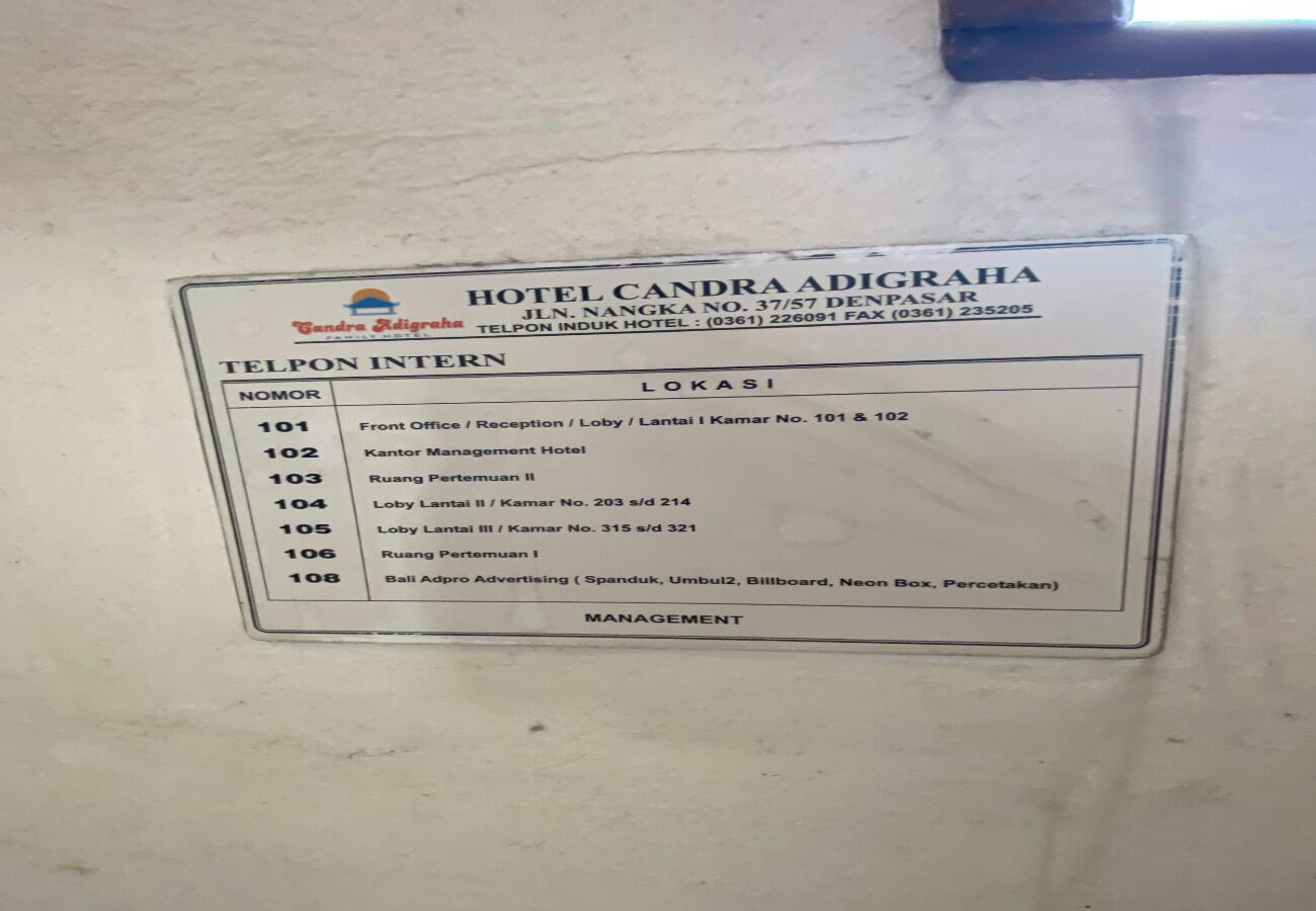 Un listado del directorio del hotel que muestra diferentes números de habitación y sus ubicaciones dentro del hotel.
