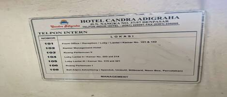 Un listado del directorio del hotel que muestra diferentes números de habitación y sus ubicaciones dentro del hotel.