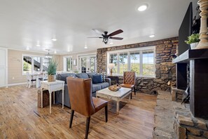 Smart TV, fireplace