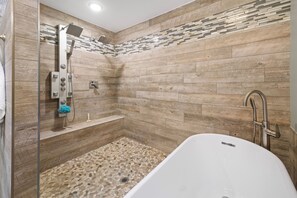 Regadera, secadora de cabello, bidet, toallas