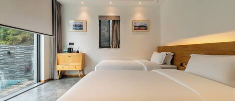 Et moderne hotelværelse med en stor seng, en trækommode og udsigt til en swimmingpool.