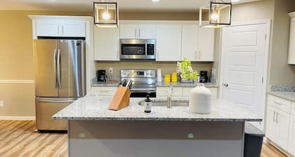 Spacious 5B house near UM/large parking space Summer Special!