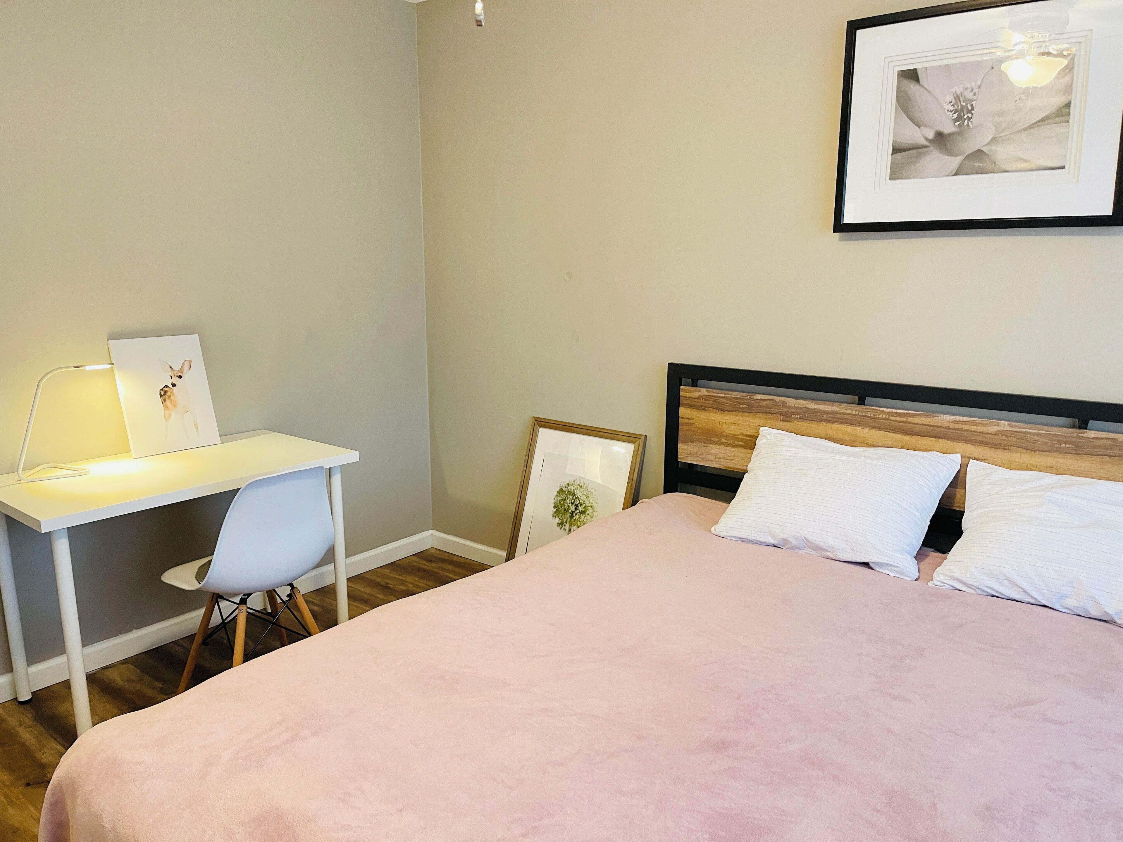Ein Schlafzimmer mit einem Bett, einem Schreibtisch und einem Stuhl.