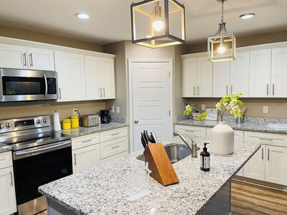 Spacious 5B house near UM/large parking space Summer Special!