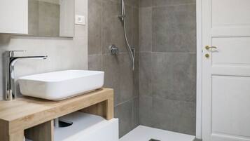 Douche, sèche-cheveux, bidet, serviettes fournies