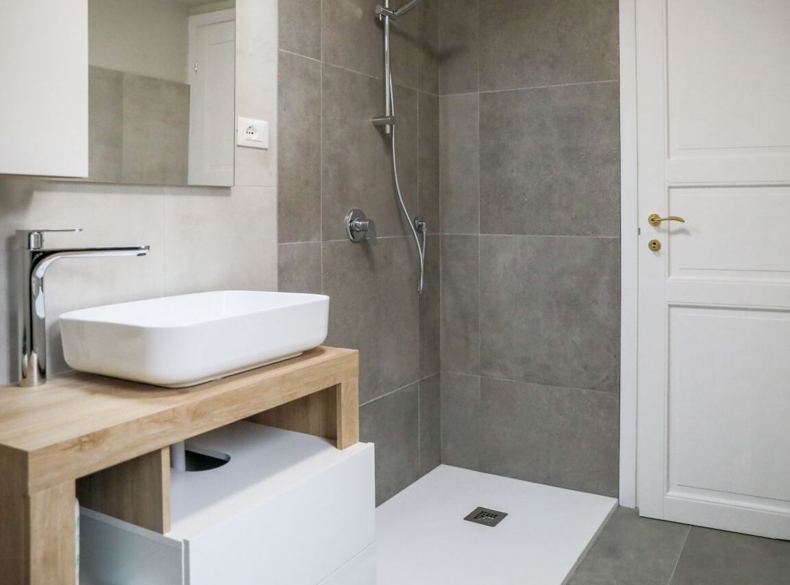 Ducha, secador de pelo, bidet, toallas